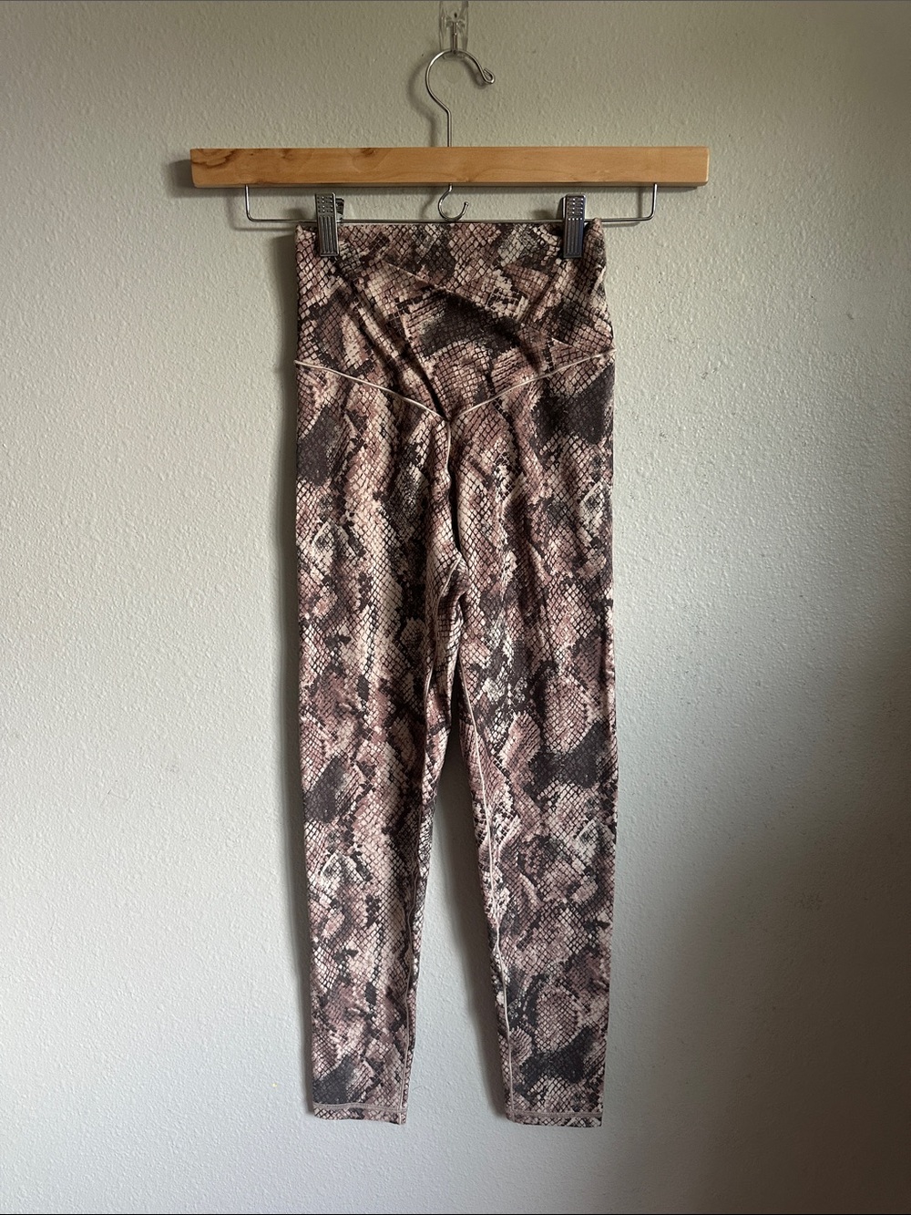 Aerie real me 7/8 snakeskin leggings